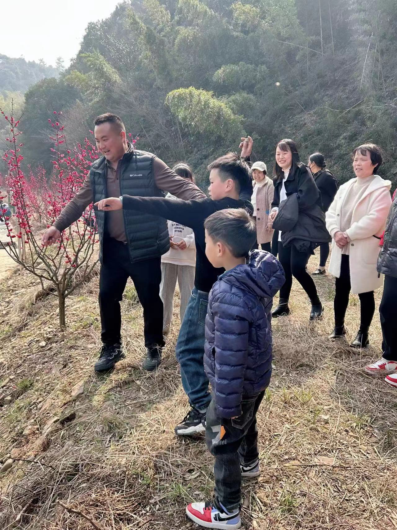 회사에서 봄 나들이를 조직합니다.